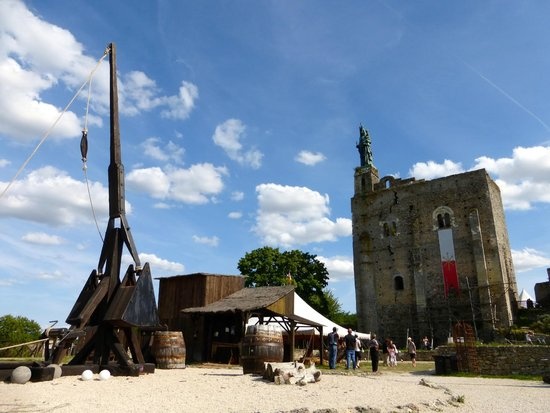 forteresse de montbazon avec chien