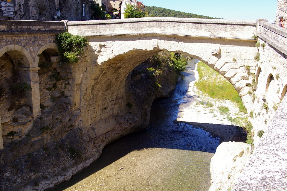 VAISON-LA-ROMAINE AVEC SON CHIEN