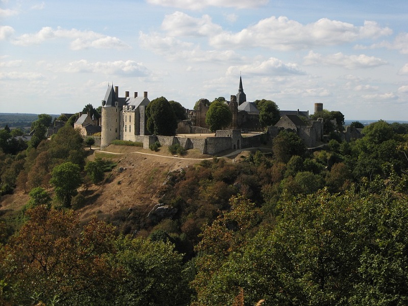 découvrir la mayenne avec un chien