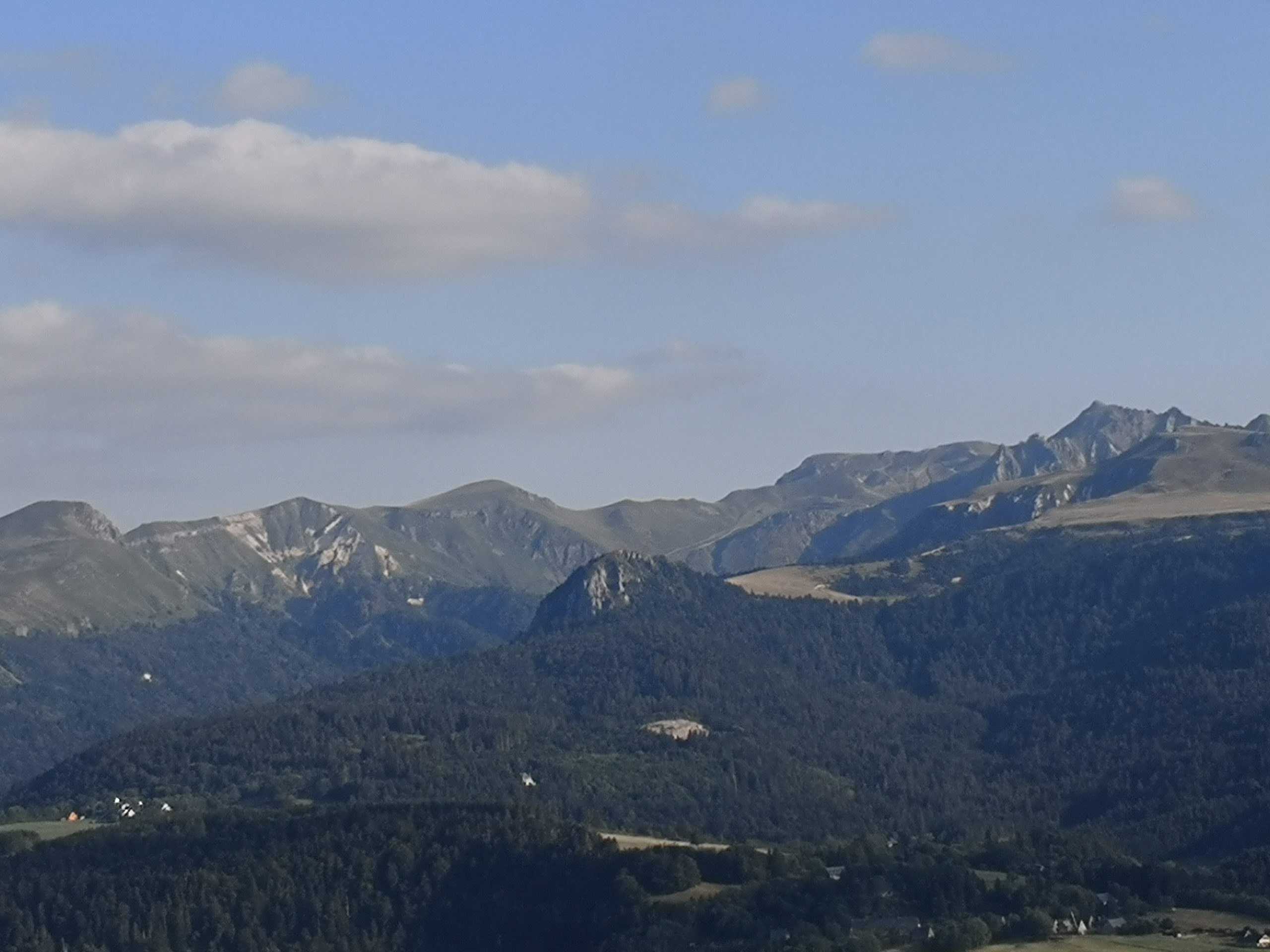 LE MASSIF DU SANCY AVEC SON CHIEN