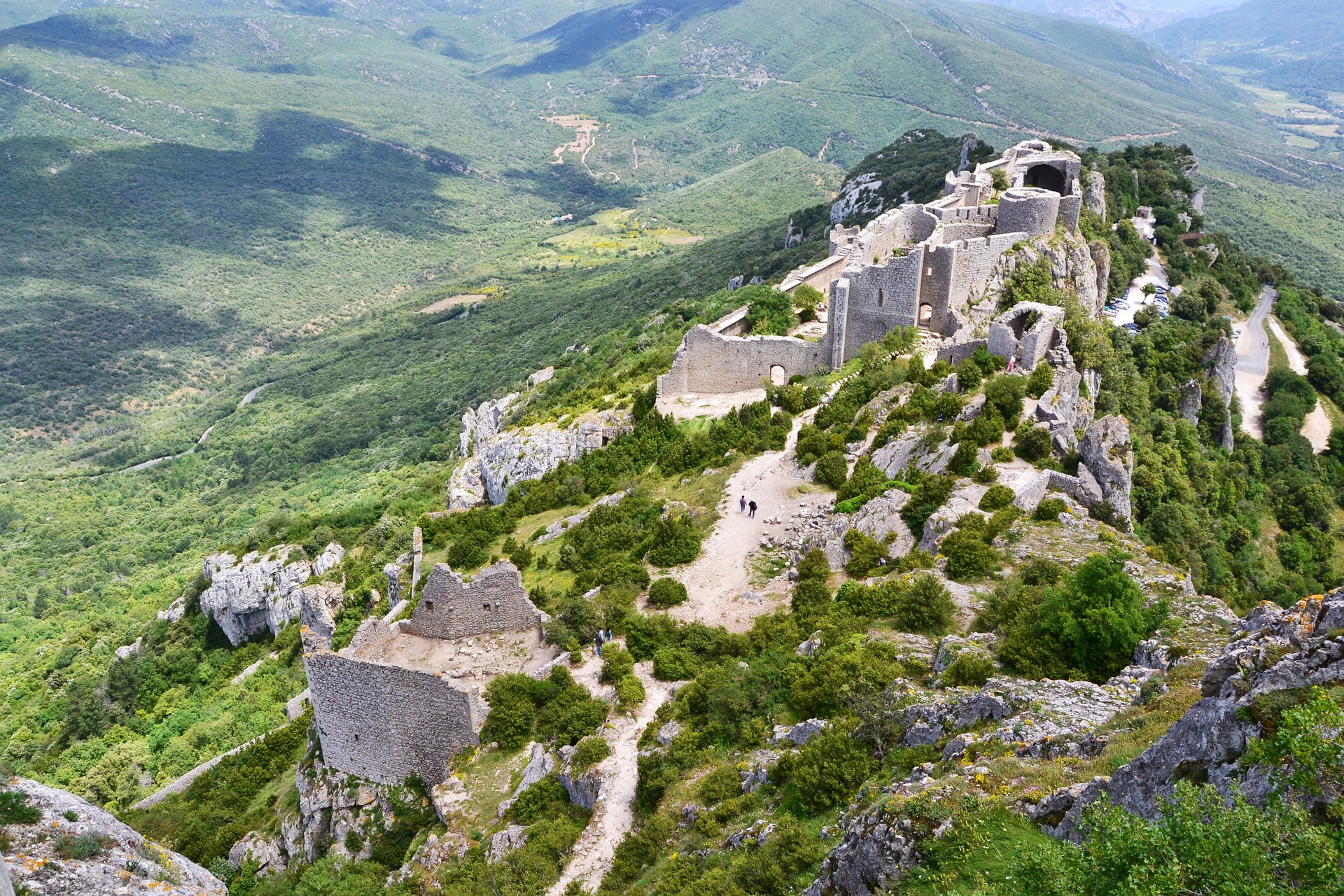 LES CHATEAUX CATHARES AVEC SON CHIEN