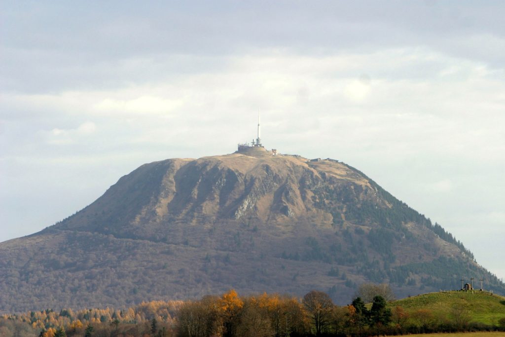 LES VOLCANS D’AUVERGNE AVEC SON CHIEN