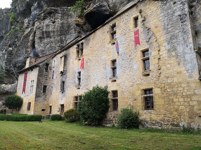 maison forte de reignac avec chien