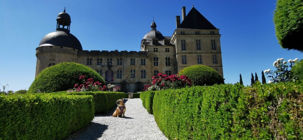 visiter la dordogne avec chien parc du château de hautefort