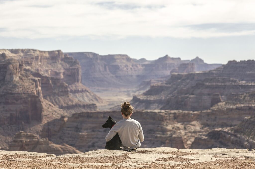 randonnée avec son chien emme grand canyon chien paysage