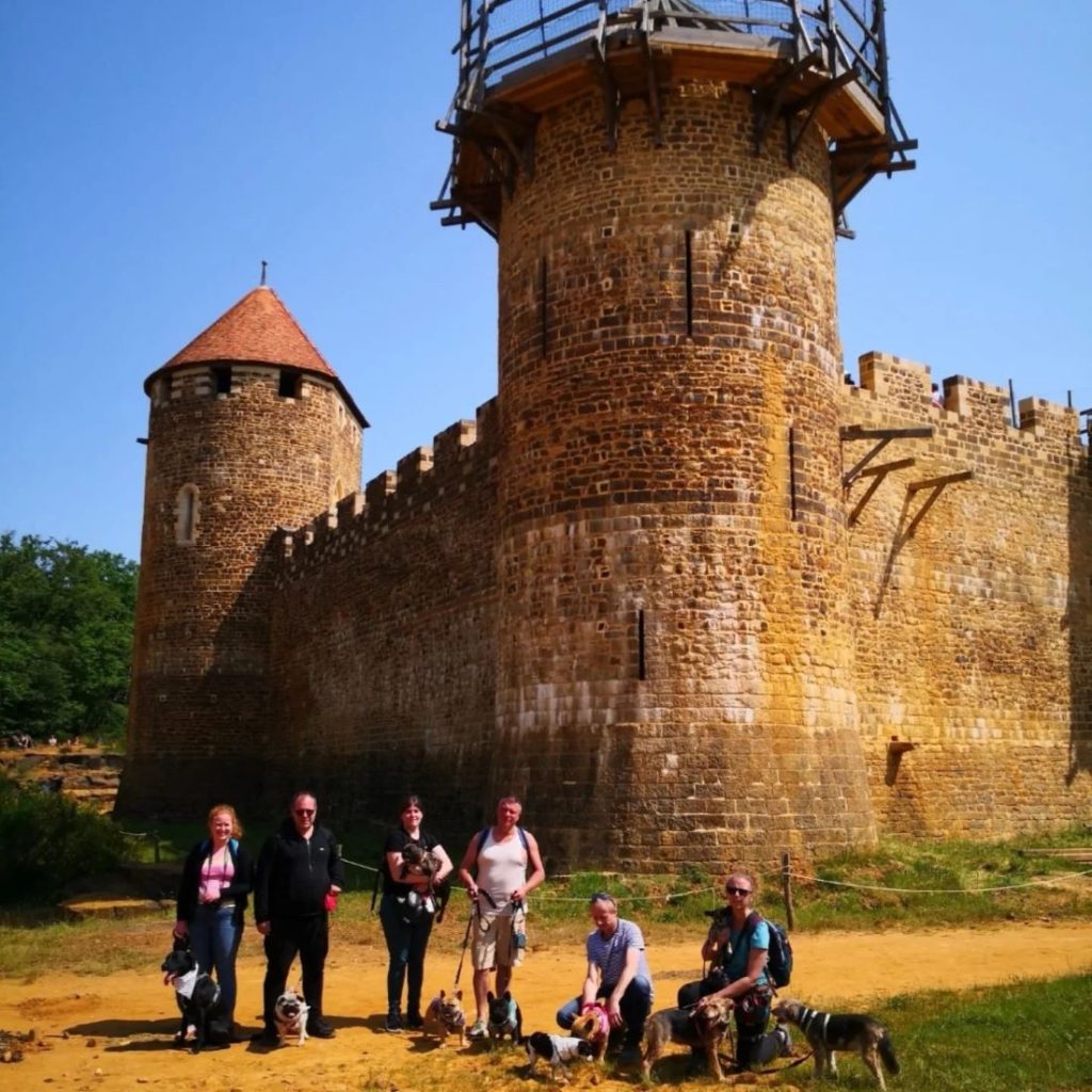 Le territoire de Guédelon avec son chien