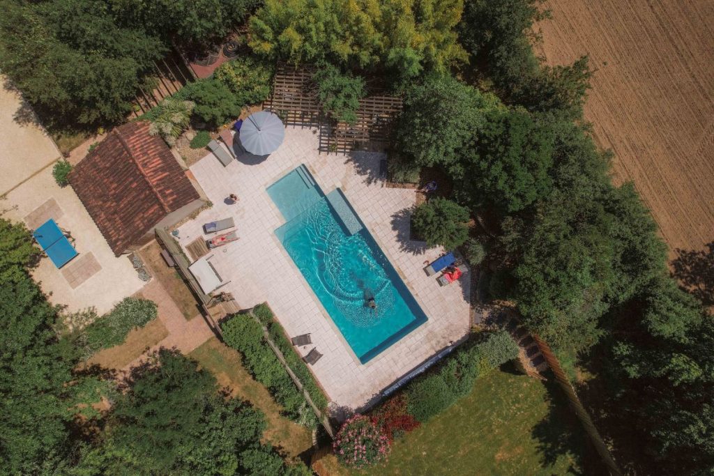 hébergement avec piscine qui accepte les chiens cholet domaine de l'entre lacs