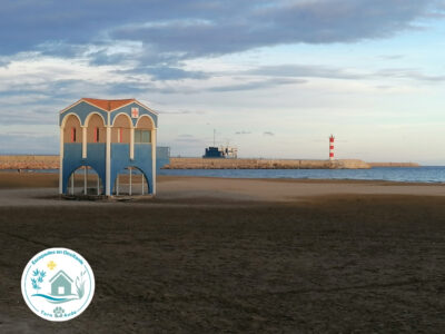 Plage du front de mer et phare de Port la nouvelle