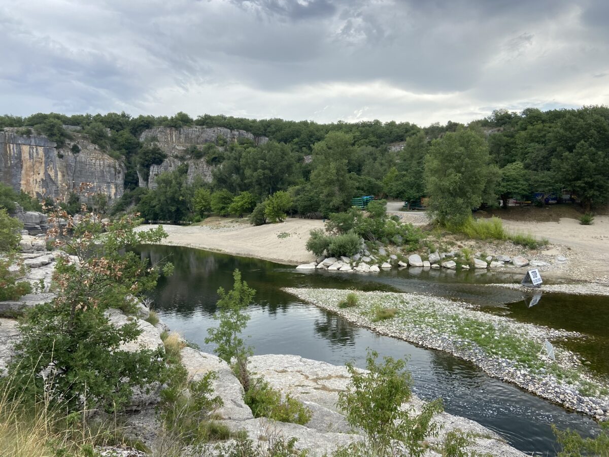 randonnée cirque de gens avec chien ardèche