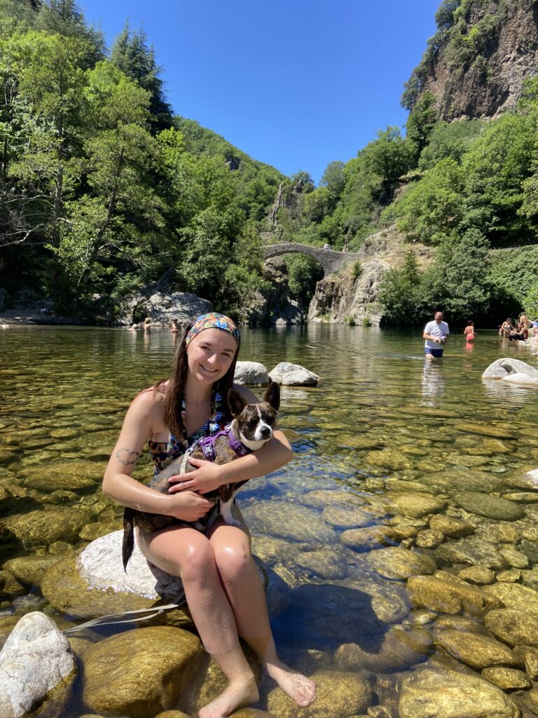 le pont du diable avec chien randonnée et baignade en ardèche