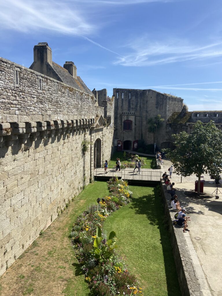 visite ville close de concarneau avec chien